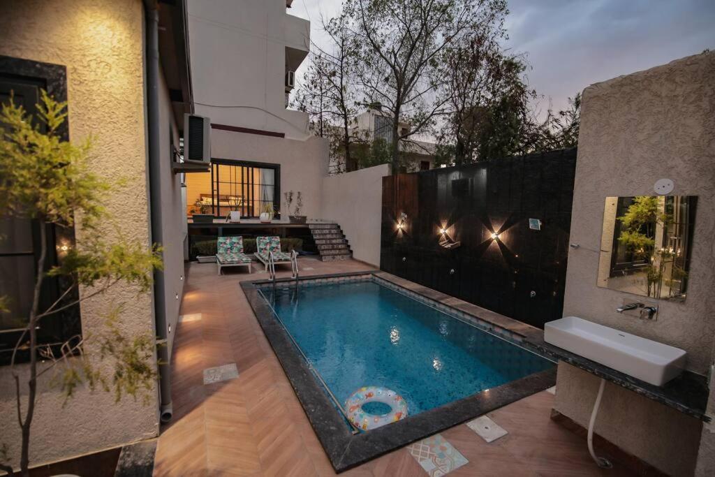 Saiba Outhouse- 4 Bed Room- Pool- Theatre- Partyhall- Garden & Terrace Sitting Area Dzsaipur Kültér fotó