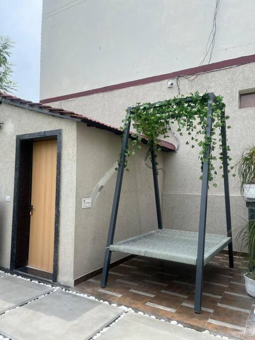 Saiba Outhouse- 4 Bed Room- Pool- Theatre- Partyhall- Garden & Terrace Sitting Area Dzsaipur Kültér fotó