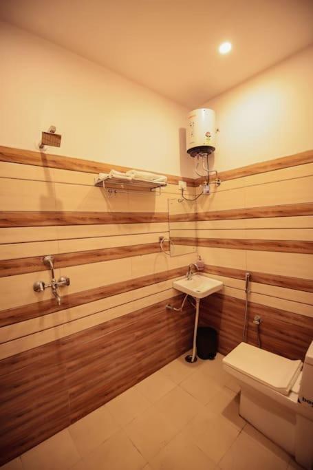 Saiba Outhouse- 4 Bed Room- Pool- Theatre- Partyhall- Garden & Terrace Sitting Area Dzsaipur Kültér fotó