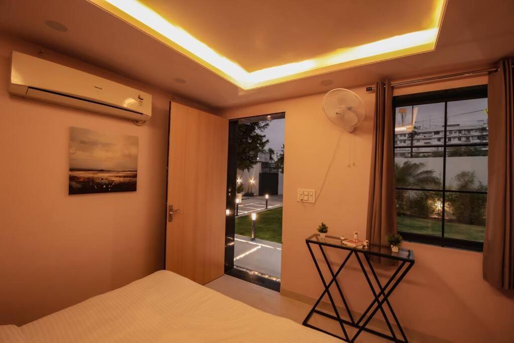 Saiba Outhouse- 4 Bed Room- Pool- Theatre- Partyhall- Garden & Terrace Sitting Area Dzsaipur Kültér fotó