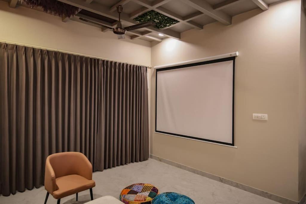 Saiba Outhouse- 4 Bed Room- Pool- Theatre- Partyhall- Garden & Terrace Sitting Area Dzsaipur Kültér fotó