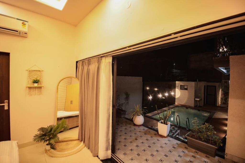 Saiba Outhouse- 4 Bed Room- Pool- Theatre- Partyhall- Garden & Terrace Sitting Area Dzsaipur Kültér fotó