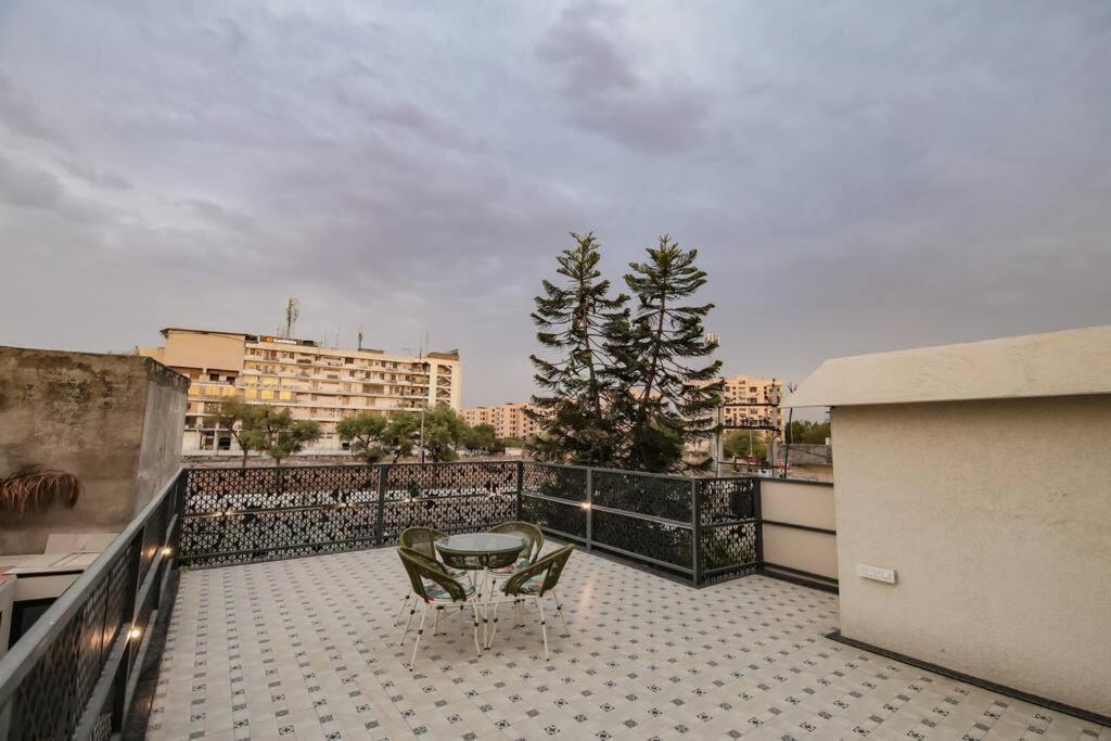 Saiba Outhouse- 4 Bed Room- Pool- Theatre- Partyhall- Garden & Terrace Sitting Area Dzsaipur Kültér fotó