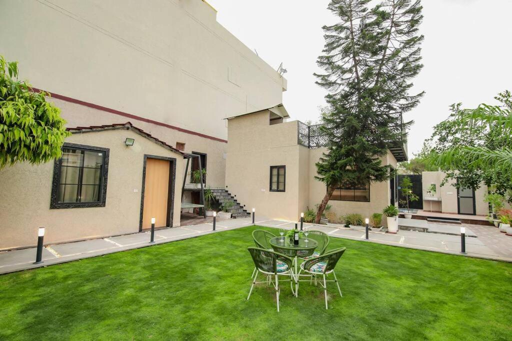 Saiba Outhouse- 4 Bed Room- Pool- Theatre- Partyhall- Garden & Terrace Sitting Area Dzsaipur Kültér fotó